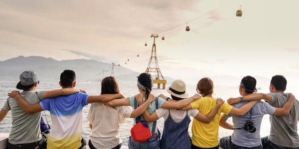 在线体育球迷社区互动广场讨论热烈场景